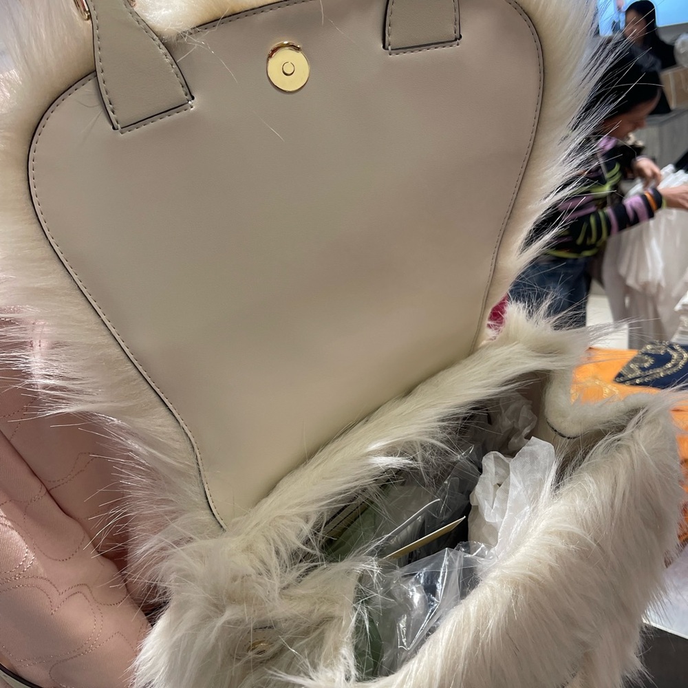 MICHAEL KORS Quinn Medium Flap Faux Fur Backpack
Natural 
NWT 
Live Style - Picture 13 of 16